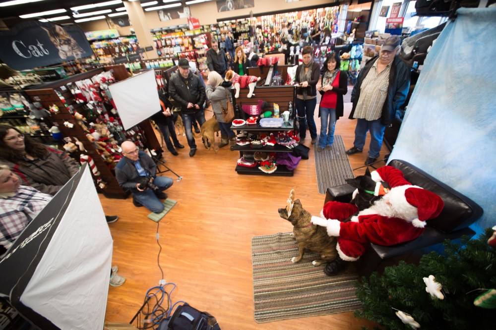 Chelsea Kemp/The Brandon Sun
Customers line up for photos with Santa Claus during the Brandon Humane Society's Pet Photos with Santa fundraiser on Saturday.