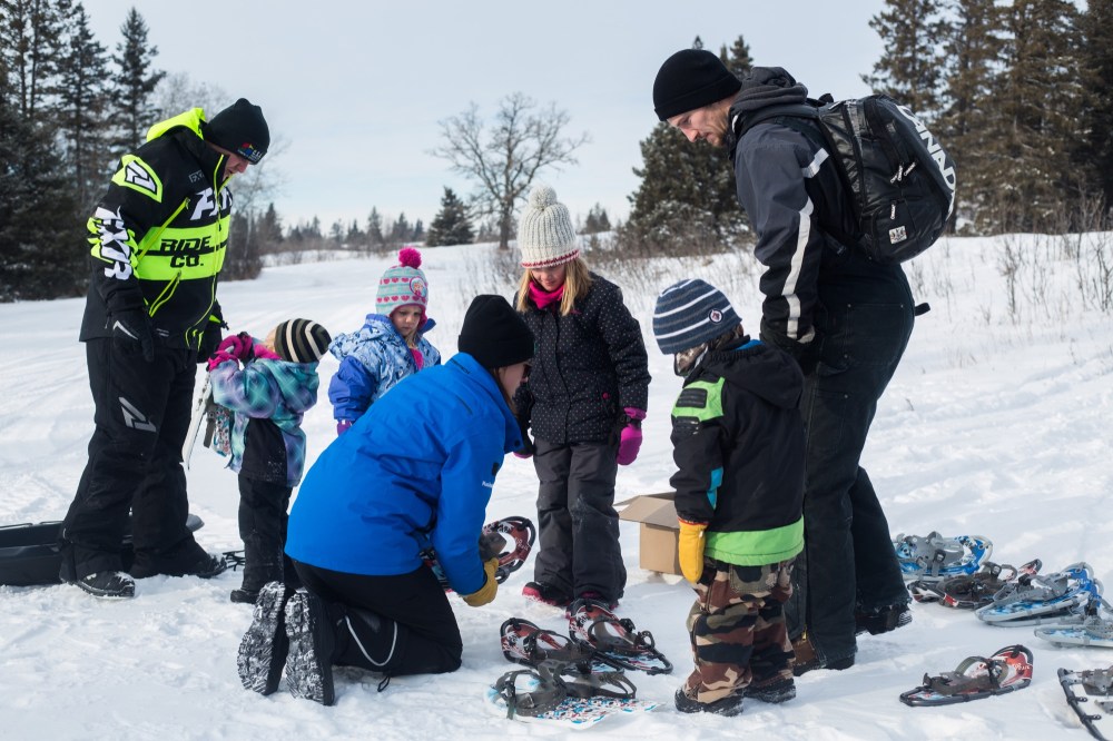 Chelsea Kemp/The Brandon Sun
Guests prepare for The Canadian Free Traders Festival two-kilometre snowshoe trek at Spruce Woods Provincial Park Saturday.