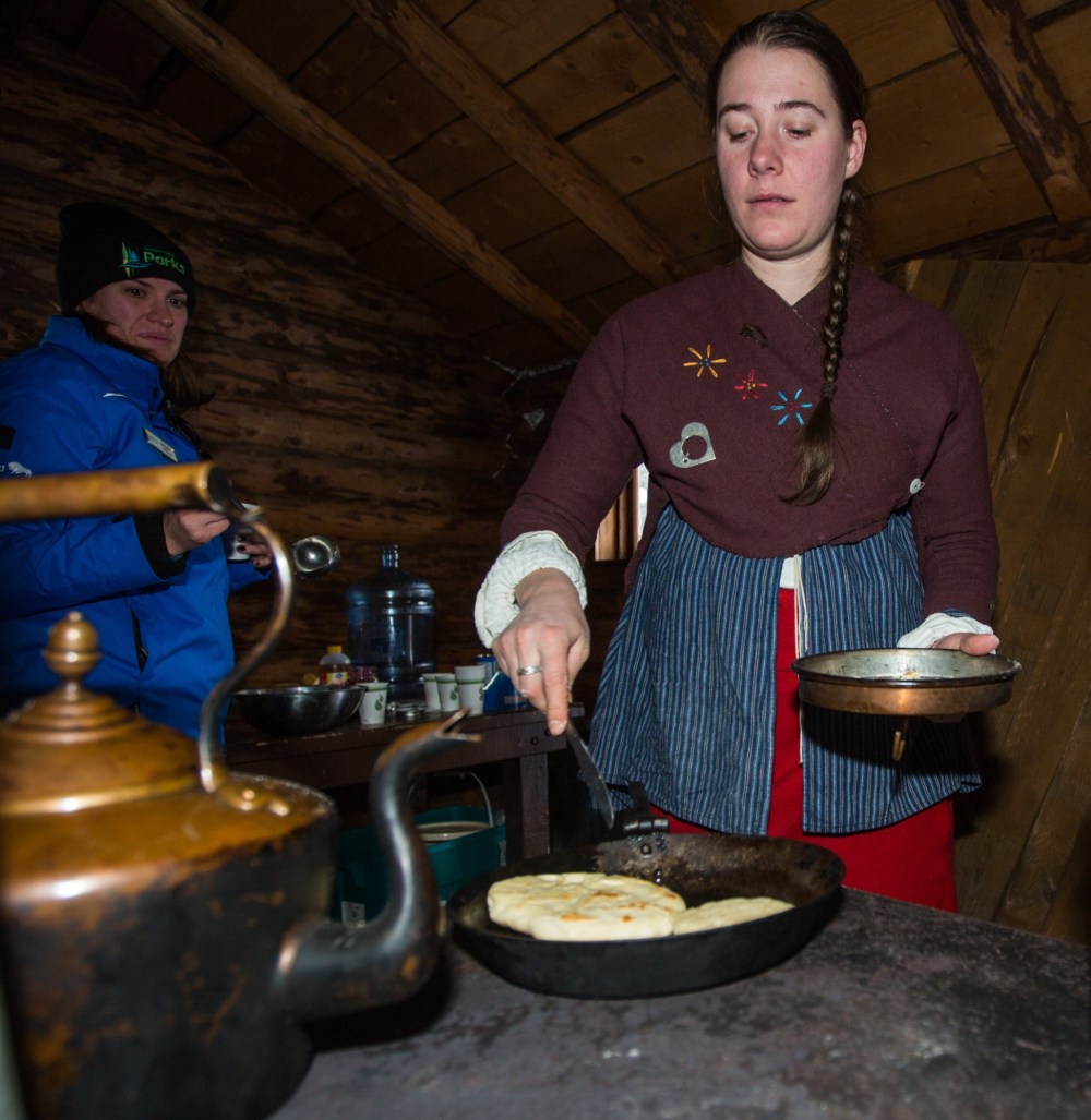 Chelsea Kemp/The Brandon Sun
Claire Sparling, dressed as an 18th-century Métis woman, prepares bannock and Labrador tea for guests at The Canadian Free Traders Festival at Spruce Woods Provincial Park Saturday.