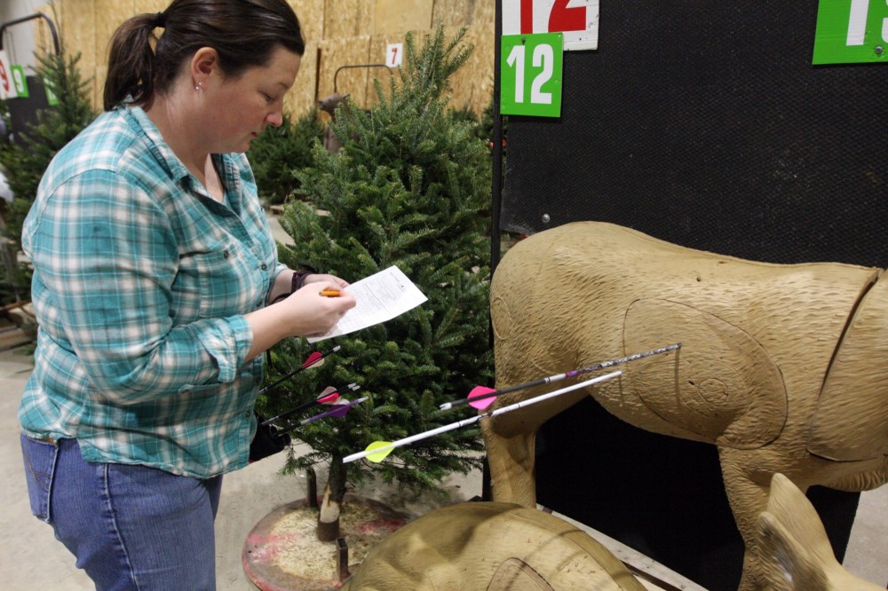 Melissa Verge/The Brandon Sun
Jolie Bootsman marks her score down on Sunday after hitting a deer during the annual Brandon Wildlife Indoor 3-D Shoot.