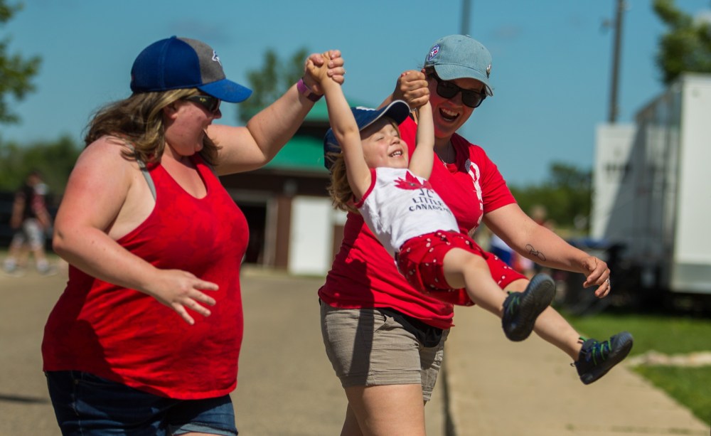 Chelsea Kemp/The Brandon Sun
Lisa Papegnies, left, Nixon Stewart, 2, and Kali Stewart explore the celebrations during the Canada Day festivities at Riverbank Discovery Centre on Monday.
