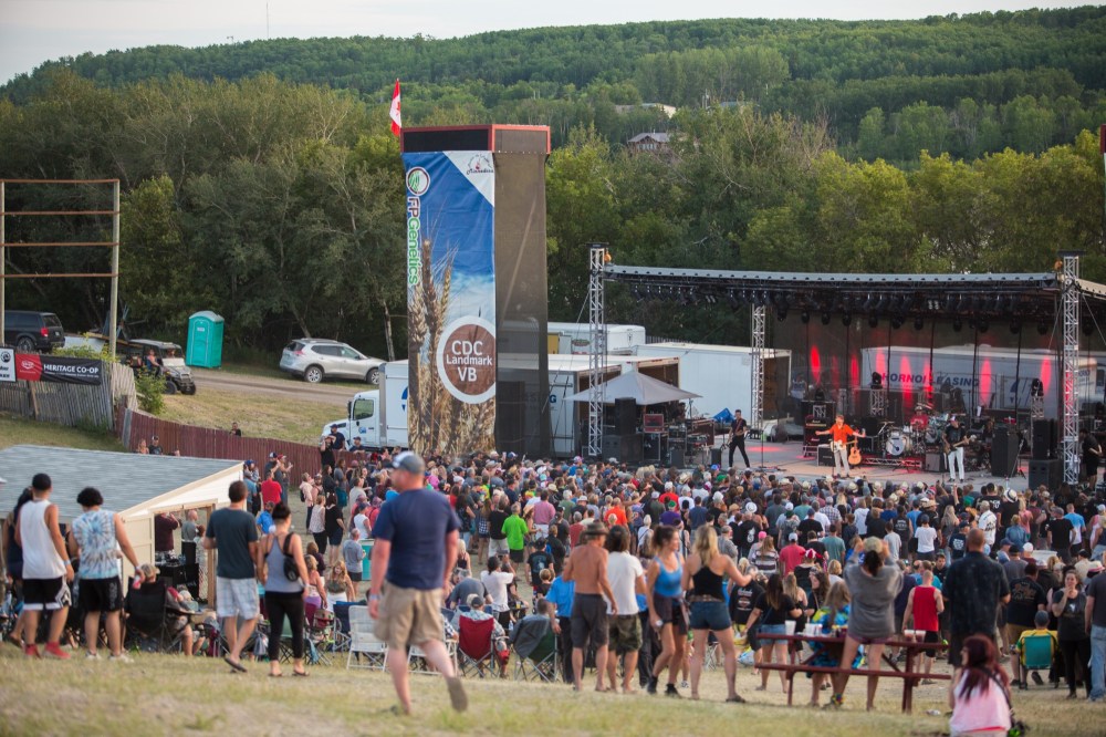 Chelsea Kemp/The Brandon Sun
Fans rock out with 54-40 at Rockin' the Fields of Minnedosa Sunday.