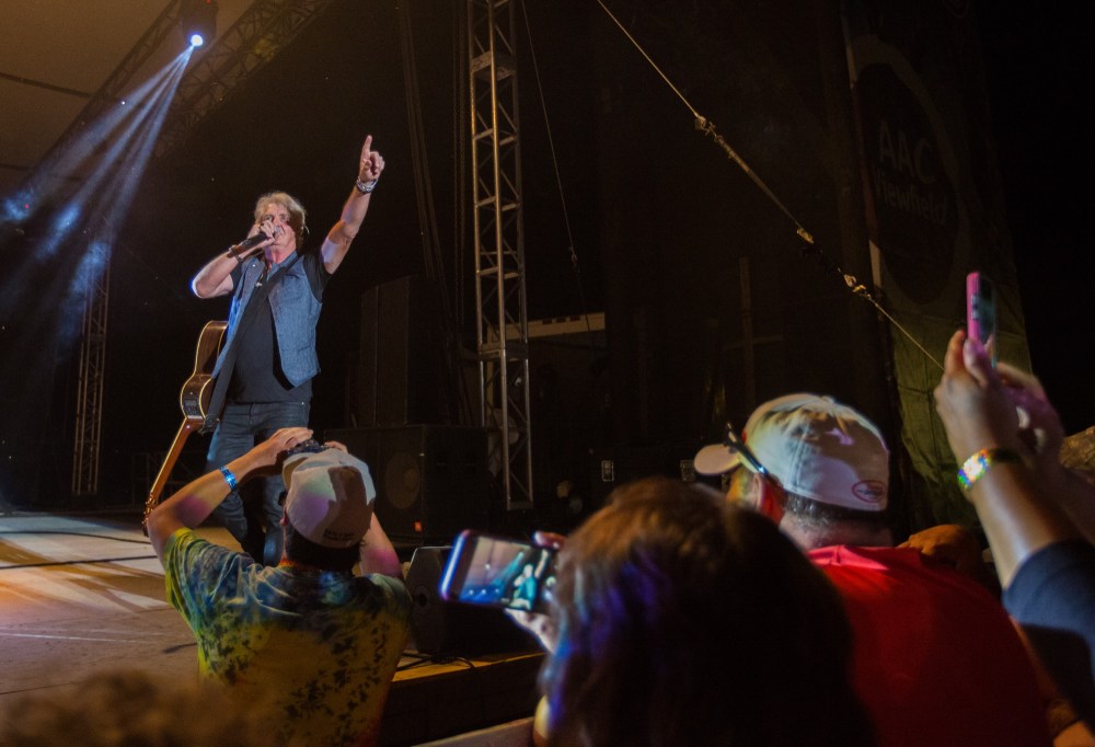 Chelsea Kemp/The Brandon Sun
Tom Cochrane and Red Rider perform on the main sage at Rockin' the Fields of Minnedosa on Sunday.