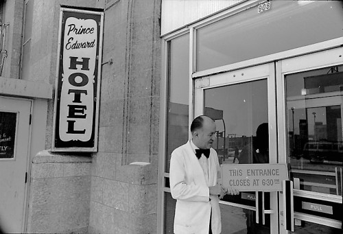Dirk Aberson / Brandon Sun file
John Halliday, well-known maitre d’ of the Prince Edward Hotel, holds the sign that marks the closure of the hotel, Jan. 29, 1975.