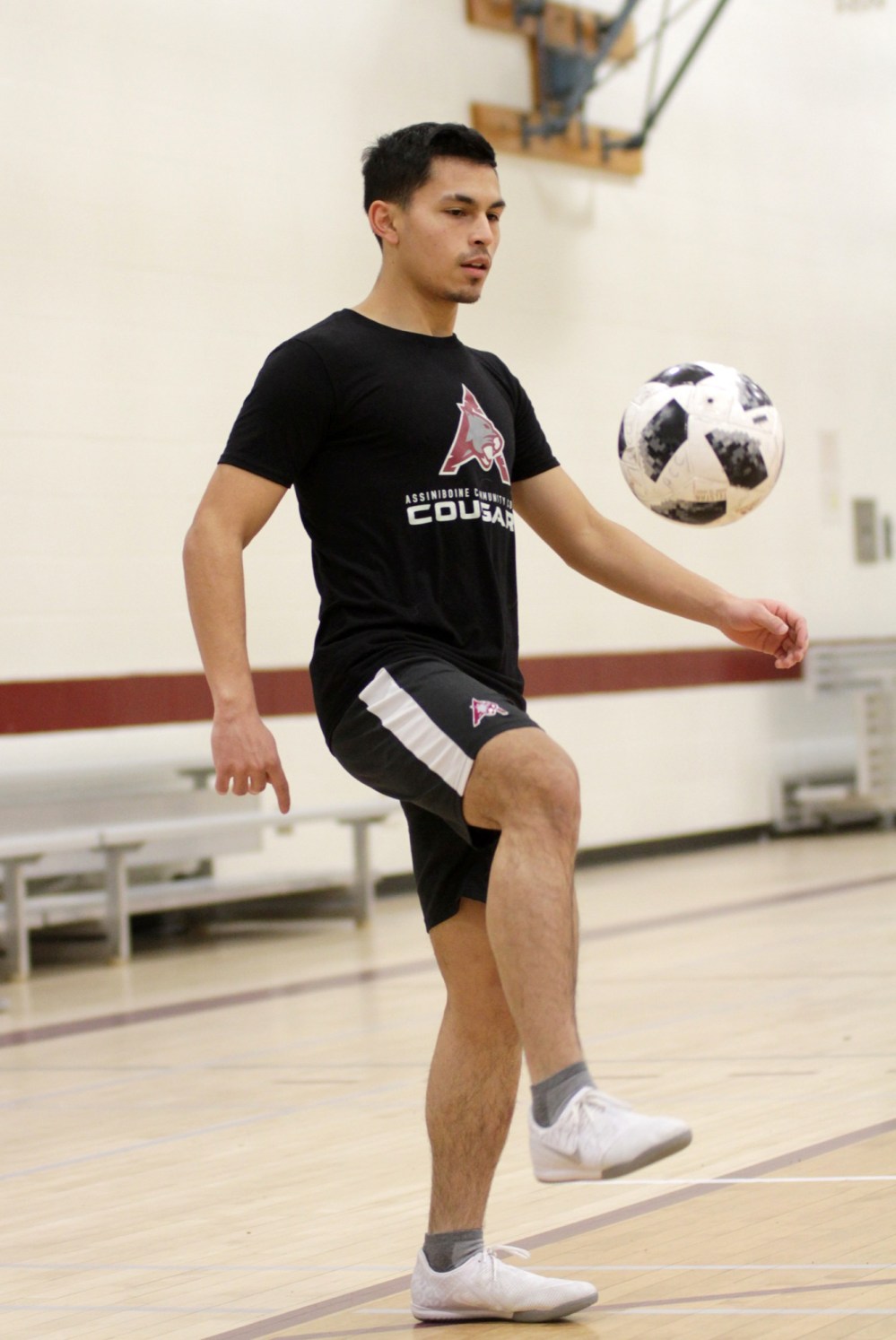 Thomas Friesen/The Brandon Sun
Diego Nomesque juggles a ball during ACC men's futsal practice Tuesday.