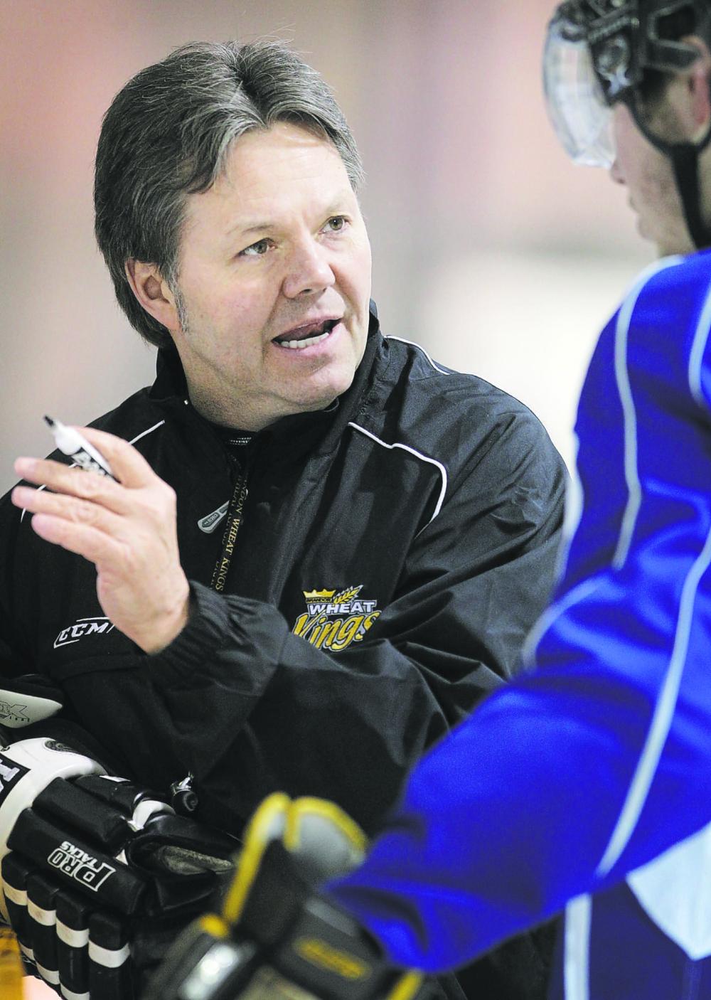 Colin Corneau/Brandon Sun
Kelly McCrimmon talks to forward Scott Glennie at practice in 2005.