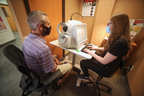 A technician at FYidoctors works with a client. (Matt Goerzen/The Brandon Sun)