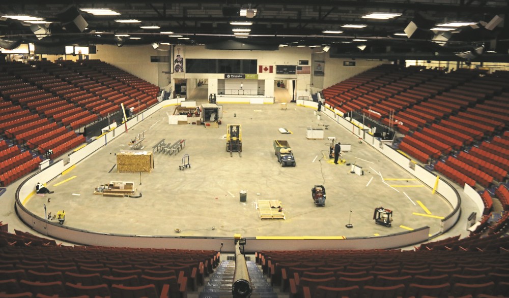 Perry Bergson/The Brandon Sun
Keystone Centre staff and a supervisor from Athletica Sports Systems install the company’s acrylic rink boards system into Westoba Place on Tuesday. The Western Hockey League made use of the player-friendly boards a priority.