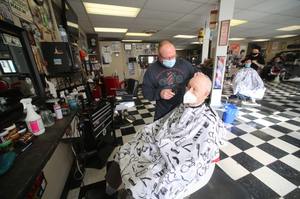 Drew May / The Brandon Sun
Esquire Barber Shop owner Curt Chambers cuts a customer's hair on Saturday afternoon.