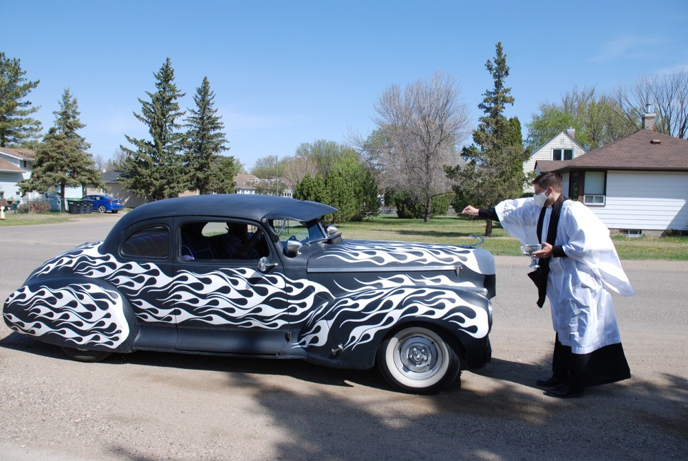 Kimberley Kielly/The Brandon Sun
Hoskin blesses a 1946 Hudson Coupe during 