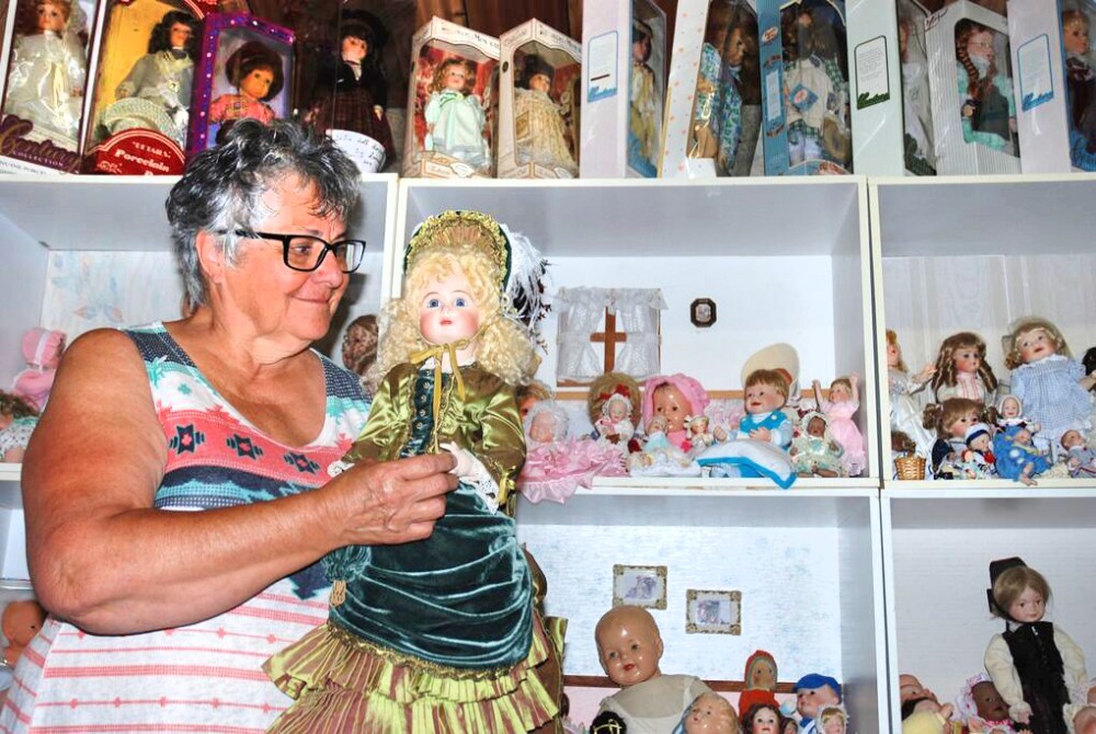 Kimberley Kielley/The Brandon Sun
Diane Willey shows off the award-winning heritage doll she made. Willey is the owner of the Doll Museum on the Trans-Canada Highway near Brandon.