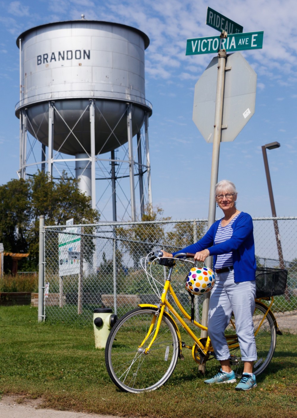 Chelsea Kemp/The Brandon Sun
Jane Neil rests her bike near Victoria Avenue Friday. Neil has been exploring streets named after women in Brandon.