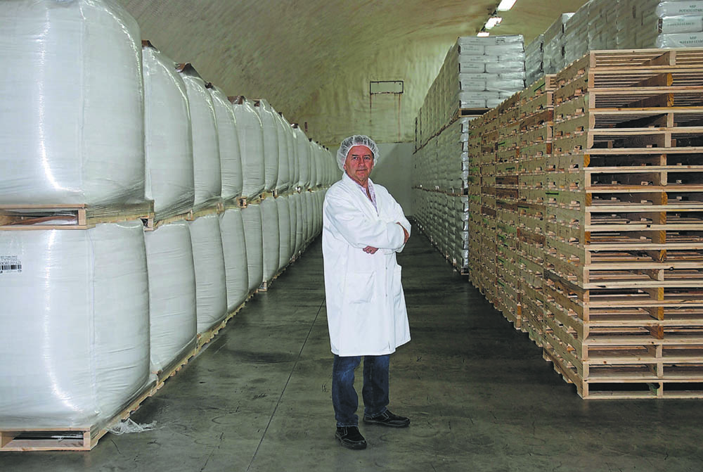 Kimberley Kielley/The Brandon Sun
Derek McLaren, vice-president of Manitoba Starch Products Ltd., in Carberry, stands in the warehouse surrounded by the MPSPrebiotic starch his company produces to help people with gut health.