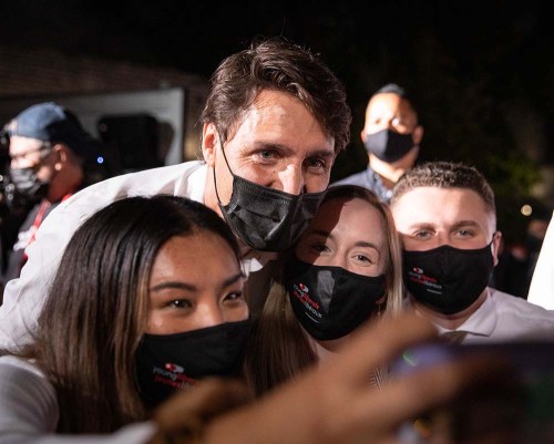Jessica Lee/Winnipeg Free Press
Prime Minister Justin Trudeau takes a selfie with supporters during a stop in Winnipeg earlier this month.
