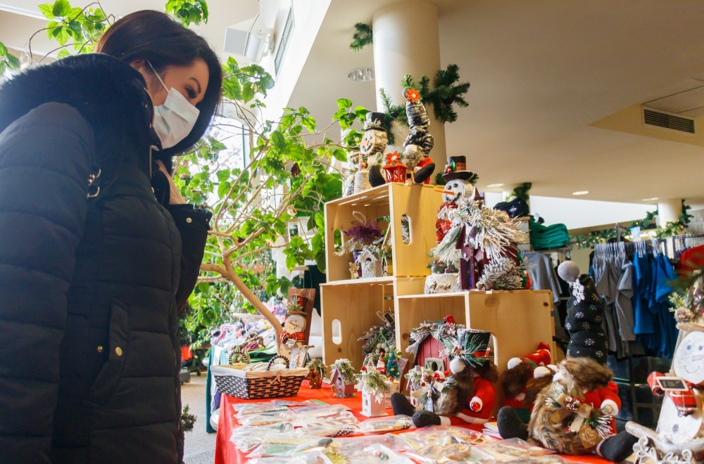 Chelsea Kemp/The Brandon Sun
Michelle Farnsworth checks out items at Kathy’s Collectibles booth at the Brandon Riverbank Annual Christmas Craft Sale on Saturday.
