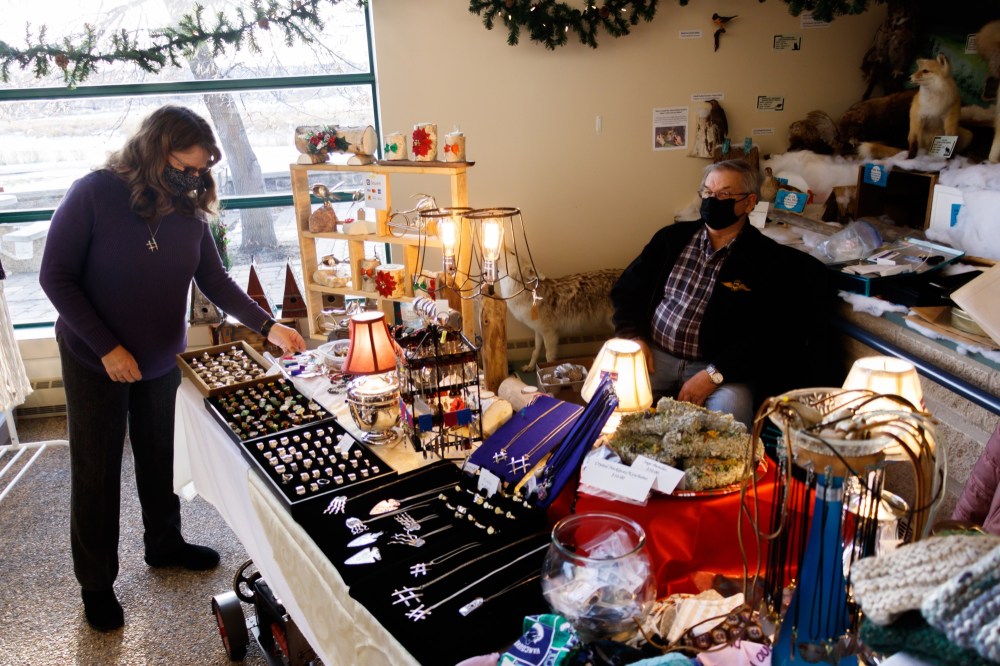 Chelsea Kemp/The Brandon Sun
Gerri and George Scott man their booth featuring handmade crafts and jewlery at the Brandon Riverbank Annual Christmas Craft Sale on Saturday.