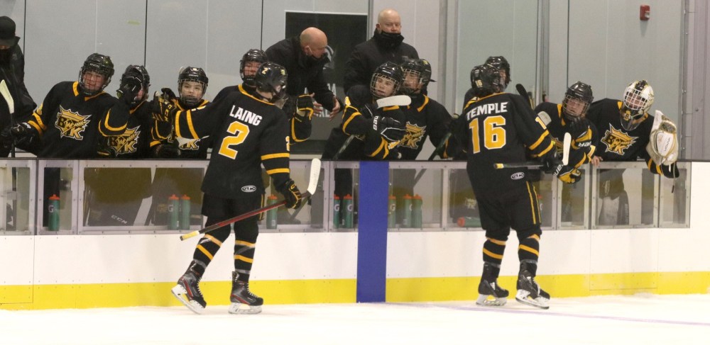 Perry Bergson/The Brandon Sun
Under-15 AAA Brandon Wheat Kings forward Cole Temple (16) leads Aiden Laing through the fly-by after scoring the first-ever goal at the newly opened J&G Homes Arena on Dec. 4, 2021 against the Interlake Lightning. The Wheat Kings, who won 13-1 that day, have had a lot of practice this season with fly-bys.