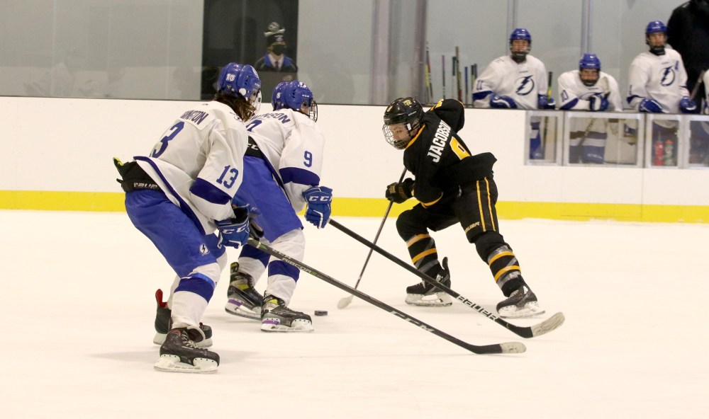 Perry Bergson/The Brandon Sun
Under-15 AAA Brandon Wheat Kings forward Jaxon Jacobson (9) works wide around Interlake Lightning defenders Cole Swanson (9) and Skylar Farrington (13) at the newly opened J&G Homes Arena on Dec. 4, 2021 in a 13-1 victory.
