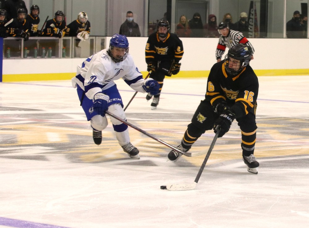 Perry Bergson/The Brandon Sun
Under-15 AAA Brandon Wheat Kings forward Cole Temple (16) speeds away from Evan Depraz (22) of the Interlake Lightning through the neutral zone at J&G Homes Arena on Dec. 4, 2021 in a 13-1 victory. Temple had four goals and three assists that afternoon.