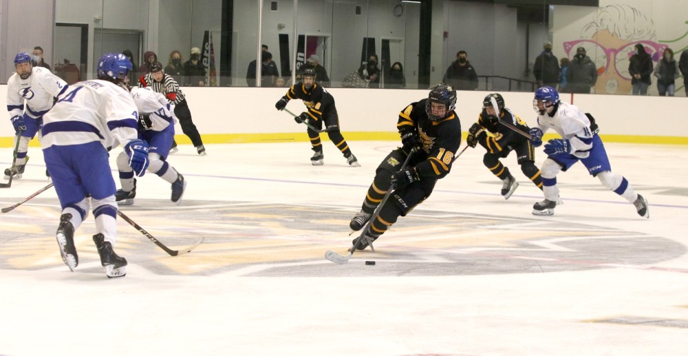 Perry Bergson/The Brandon Sun
Under-15 AAA Brandon Wheat Kings forward Cole Temple (16) dangles through the neutral zone against the Interlake Lightning at J&G Homes Arena on Dec. 4, 2021 in a 13-1 victory. Temple had four goals and three assists that afternoon.
