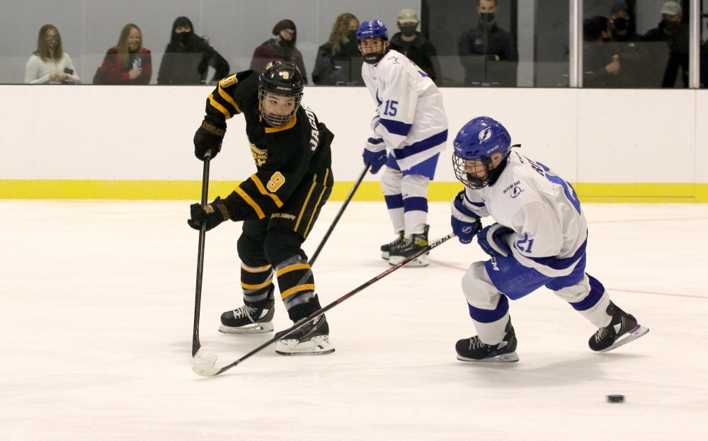 Perry Bergson/The Brandon Sun
Under-15 AAA Brandon Wheat Kings forward Jaxon Jacobson (9) sneaks a backhanded pass by Interlake Lightning defender Evan Roy (21) at J&G Homes Arena on Dec. 4, 2021 in a 13-1 victory.
