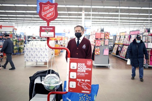 Tim Smith/The Brandon Sun
Greg Dinsdale volunteers with the Salvation Army Christmas Kettle Campaign at Walmart in Brandon. Dinsdale has volunteered with the Salvation Army for 50 years.