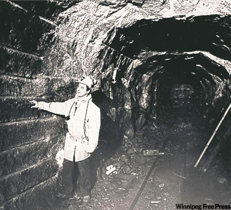 dave johnson / winnipeg free press archives
Supervisor tours tunnel in 1986.