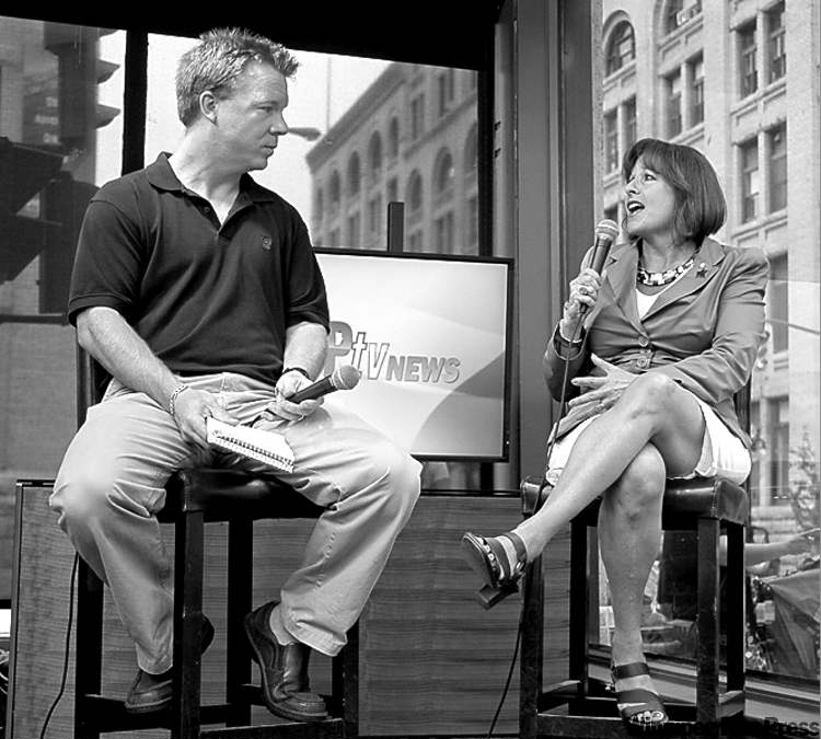 HADAS PARUSH / WINNIPEG FREE PRESS ARCHIVE
Reporter Geoff Kirbyson chats with Gail Asper at the Free Press News Café in July. The Exchange District café received praise in an article from the Nieman Journalism Lab, a project of Harvard University’s Nieman Foundation.