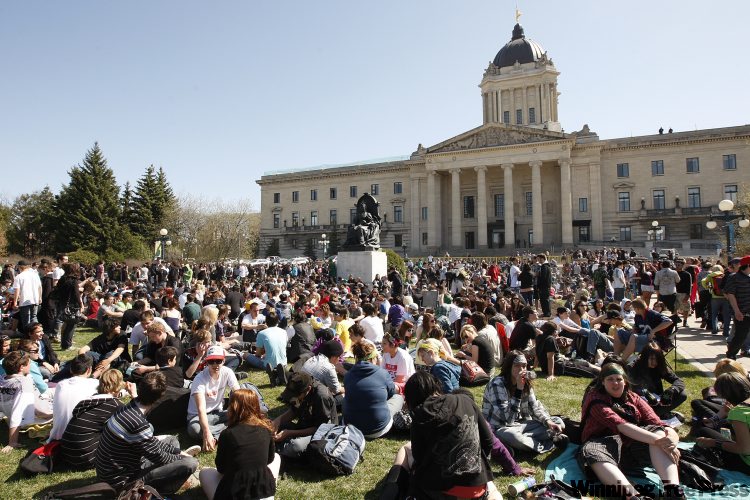 KEN GIGLIOTTI / WINNIPEG FREE PRESS
Hundreds of people lit up all manner of marijuana-related paraphernalia at the Manitoba Legislature at 4:20 p.m. on the twentieth day of the fourth month -- known as '4/20' -- a worldwide celebration of marijuana and a protest against marijuana prohibition laws.