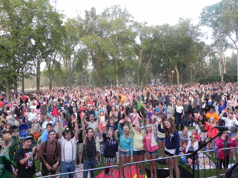 Photo courtesy of Kevin Bachewich
An estimated 7,500 people soak up the fiddle sounds of Sierra Noble during the Manitoba Homecoming concert at the main beach in Clear Lake.
