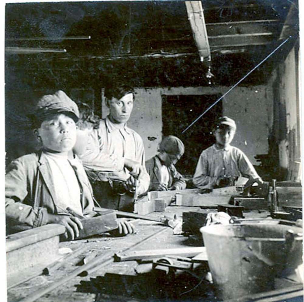 A carpentry class takes place at the Brandon Industrial Institute, circa 1910. (United Church of Canada Archives photo)