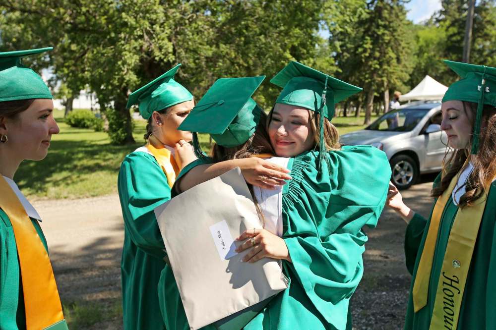 Brandon Sun 28062021
Friends Caroline Caswell, Mya Hlady, Arianna Laluk, Ruby Keller and Lauren McCausland exchange hugs and celebrate after receiving their diplomas during École Secondaire Neelin High School’s COVID-19 restrictions compliant drive-through graduation ceremony at the Keystone Centre grounds on Monday. (Tim Smith/The Brandon Sun)