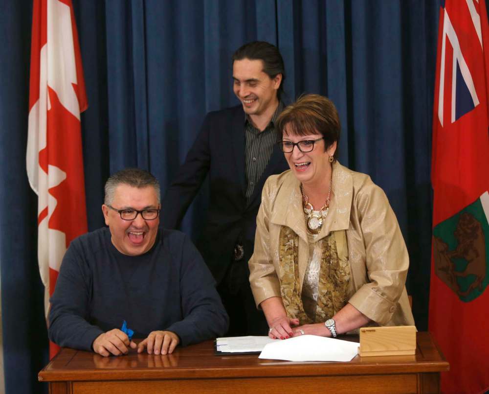 Agassiz Progressive Conservative MLA Eileen Clarke, then Indigenous and Northern Relations minister, is seen with Sayisi Dene First Nation Chief Tony Powderhorn and Assembly of Manitoba Chiefs Grand Chief Arlen Dumas a few years ago. (File)