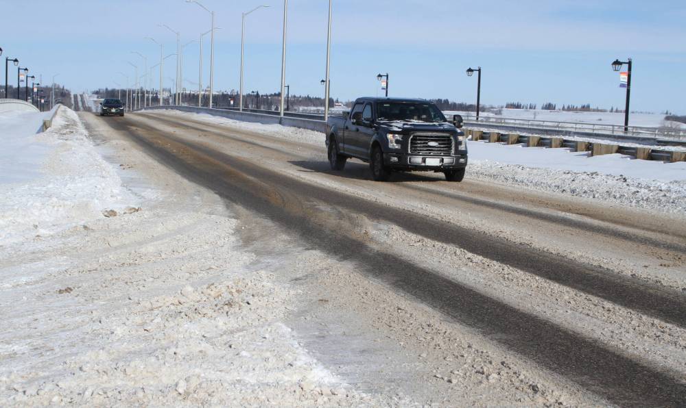Karen McKinley/The Brandon Sun
The First Street bridge was cleared and sanded by late Sunday morning after Saturday night's blizzard conditions, but the northbound and southbound lanes leading from the Trans-Canada Highway were icy.