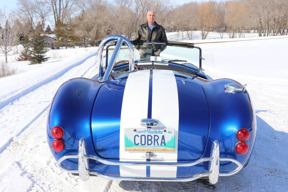 Kyle Darbyson/The Brandon Sun
Chester showcases the back end of his replica Shelby Cobra on Thursday morning near Grand Valley Road. Chester told the Sun that MarVal Autobody out of Killarney are responsible for this classic blue-and-white paint job.