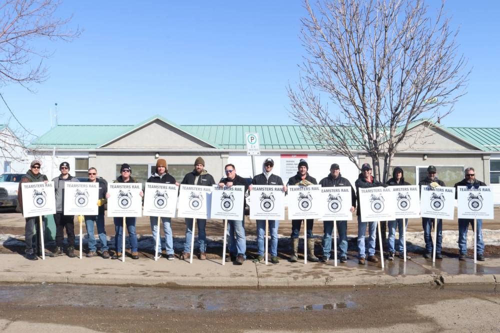 Joseph Bernacki/The Brandon Sun
More than a dozen CP Rail conductors and locomotive engineers took to the picket line Sunday morning outside CP Rail's Brandon office on Pacific Avenue. Morale was high among workers as they fight for a bargaining agreement.