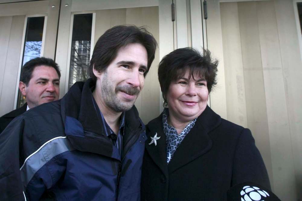 MIKE DEAL / WINNIPEG FREE PRESS FILES
Kyle Unger and his mother Treva Unger outside the courthouse in 2009.