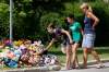 John Woods / Winnipeg Free Press
Kelli Parisi and her daughters Erika and Makayla visit a memorial for Anna and Nicholas Gibson, who were drowned in their Winnipeg home last Wednesday. The body of their mother, Lisa Gibson, was recovered from the Assiniboine River on Saturday.