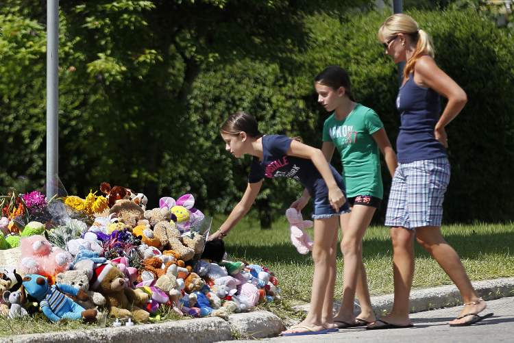 John Woods / Winnipeg Free Press
Kelli Parisi and her daughters Erika and Makayla visit a memorial for Anna and Nicholas Gibson, who were drowned in their Winnipeg home last Wednesday. The body of their mother, Lisa Gibson, was recovered from the Assiniboine River on Saturday.