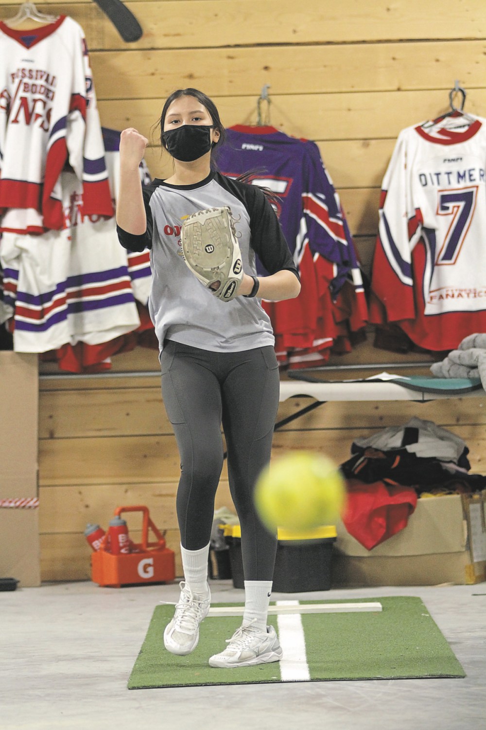 Thomas Friesen/The Brandon Sun
Brandonite Sally Leask pitches during a one-on-one softball training session with Oji-Cree Softball's Patrick Leask on March 4 in Boissevain.