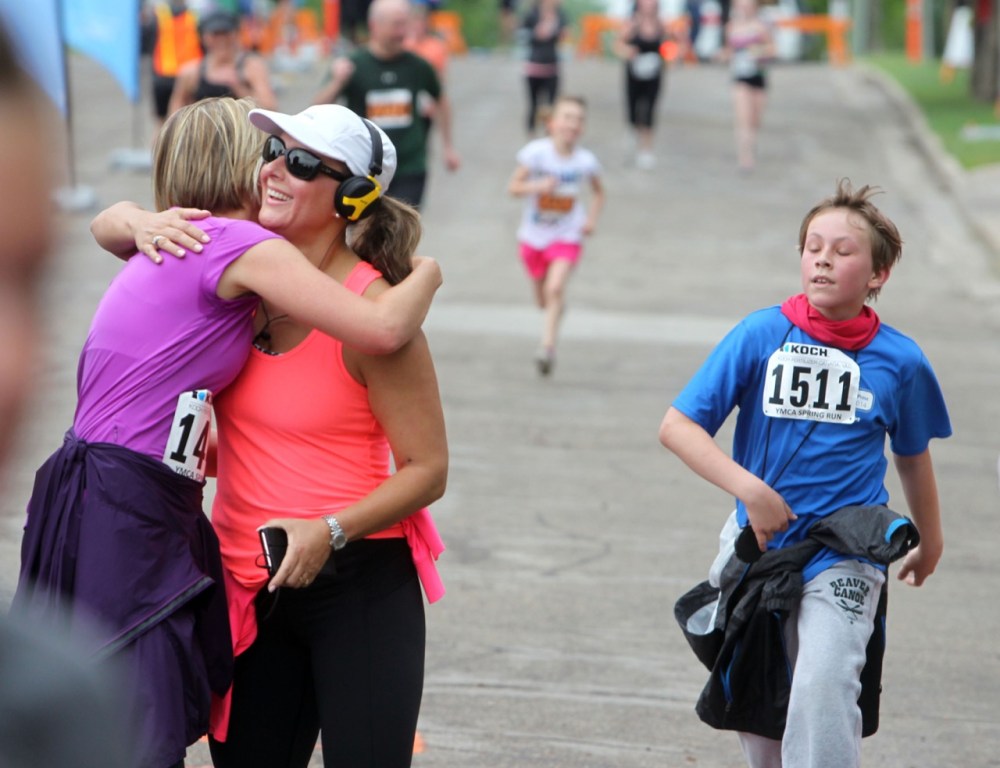 Colin Corneau / Brandon Sun
Friends embrace at the finish line after finishing the five-kilometre run at the 37th annual Koch-YMCA Spring Run on Sunday morning.