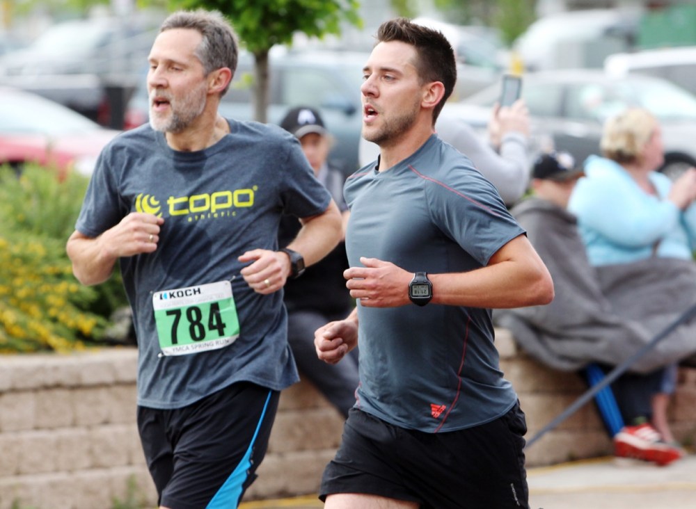 Colin Corneau / Brandon Sun
Father and son team Scott (left) and Ryan Lamont lap while running a 20-kilometre race during the 37th annual Koch-YMCA Spring Run on Sunday morning.