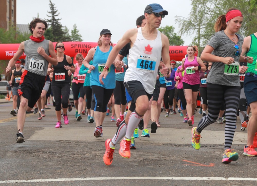 Colin Corneau / Brandon Sun
Runners round the first corner from the starting line during the 37th annual Koch-YMCA Spring Run on Sunday morning.