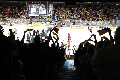 Wheat Kings Fans cheer at the start of the 2010 Mastercard Memorial Cup championship at Westman Place on Sunday, May 23, 2010. (Tim Smith/Brandon Sun)