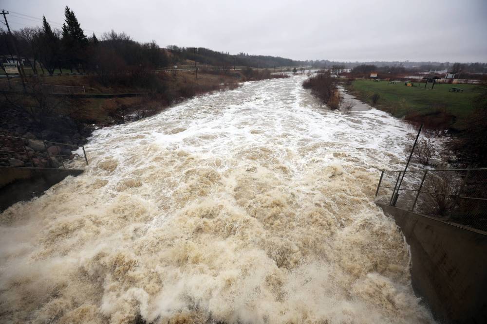 Tim Smith/The Brandon Sun
Water roars through the dam at Minnedosa Lake into the Little Saskatchewan River on Friday.