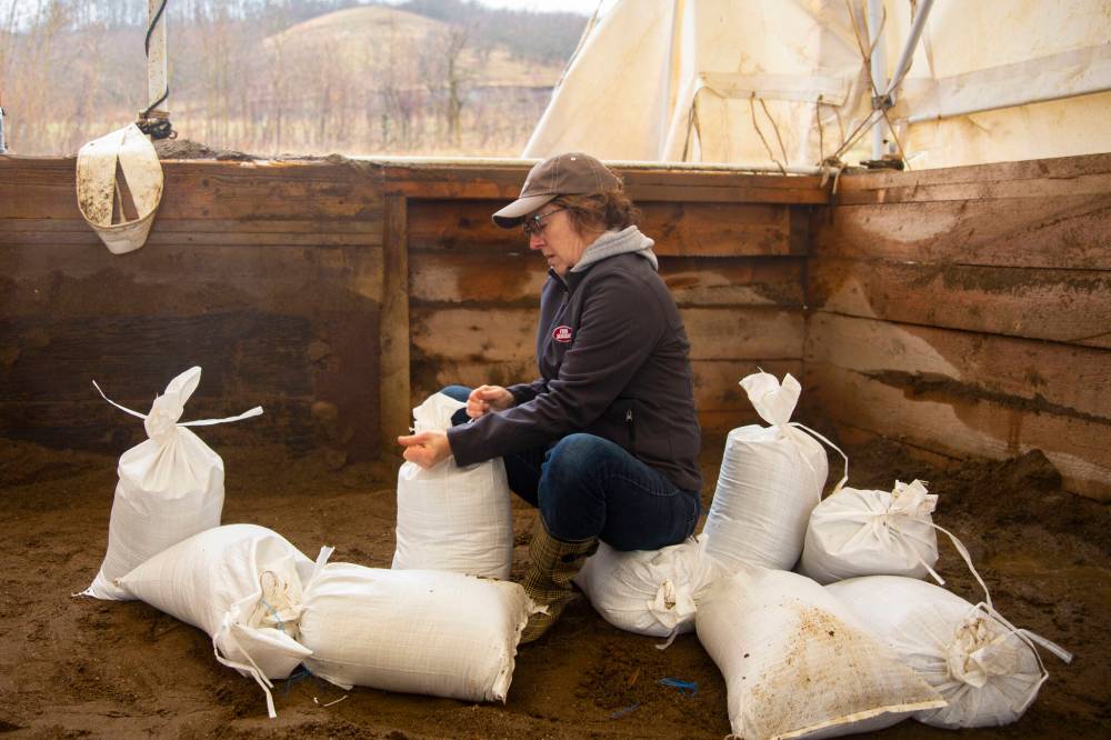 Chelsea Kemp/The Brandon Sun
Susan Glasgow ties sandbags at the Minnedosa public works building Friday.