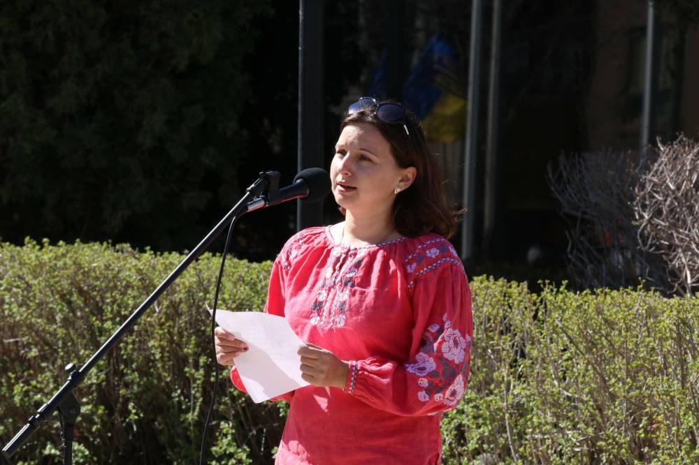 Joseph Bernacki/The Brandon Sun
Olga Boika, a Brandon resident and schoolteacher addresses the large Ukrainian crowd on Sunday afternoon at Brandon City Hall. She said her parents in northern Ukraine are continuing about their lives as best as they can despite the ongoing violence.