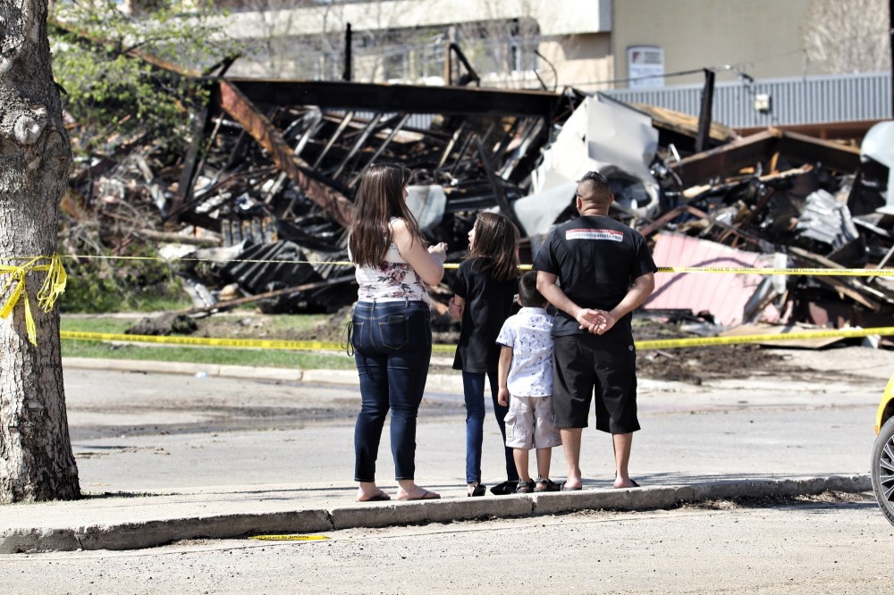 Matt Goerzen/The Brandon Sun
The curious made their way to Rosser Avenue and Fifth Street to view the remains of the former Code night club and beer vendor building, just opposite The Brandon Sun building, on Sunday morning.