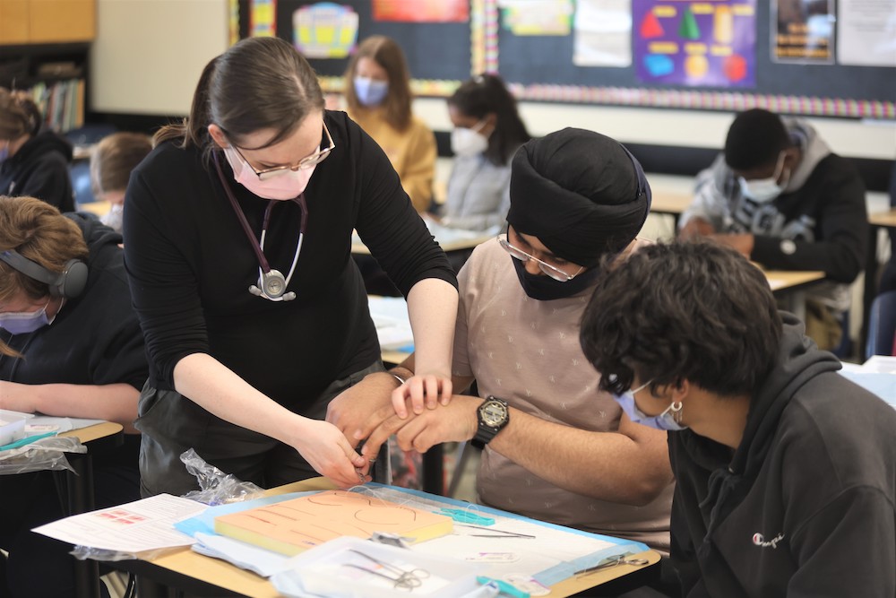 Kyle Darbyson/The Brandon Sun
Dr. Paige Baldwin teaches some Crocus Plains Regional Secondary School students the proper way to suture a wound on Tuesday afternoon in Brandon.