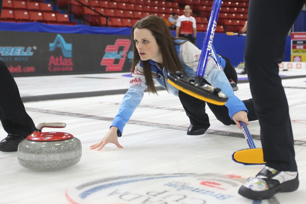 Tim Smith/Brandon Sun
Skip Tracy Fleury throws a stone against Kerri Einarson on Thursday afternoon.